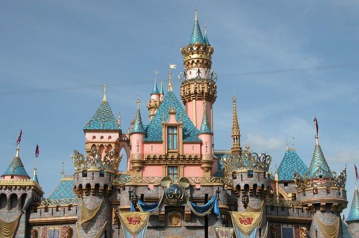 Merasakan Pesona Dunia di Rekreasi Disneyland
